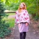 Schalponcho grau mit weißen Tupfen und roten Rosen